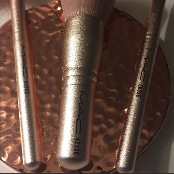 MAC LIMITED EDITION SNOWBALL MINI BRUSH KIT💕 - Picture 2 of 5